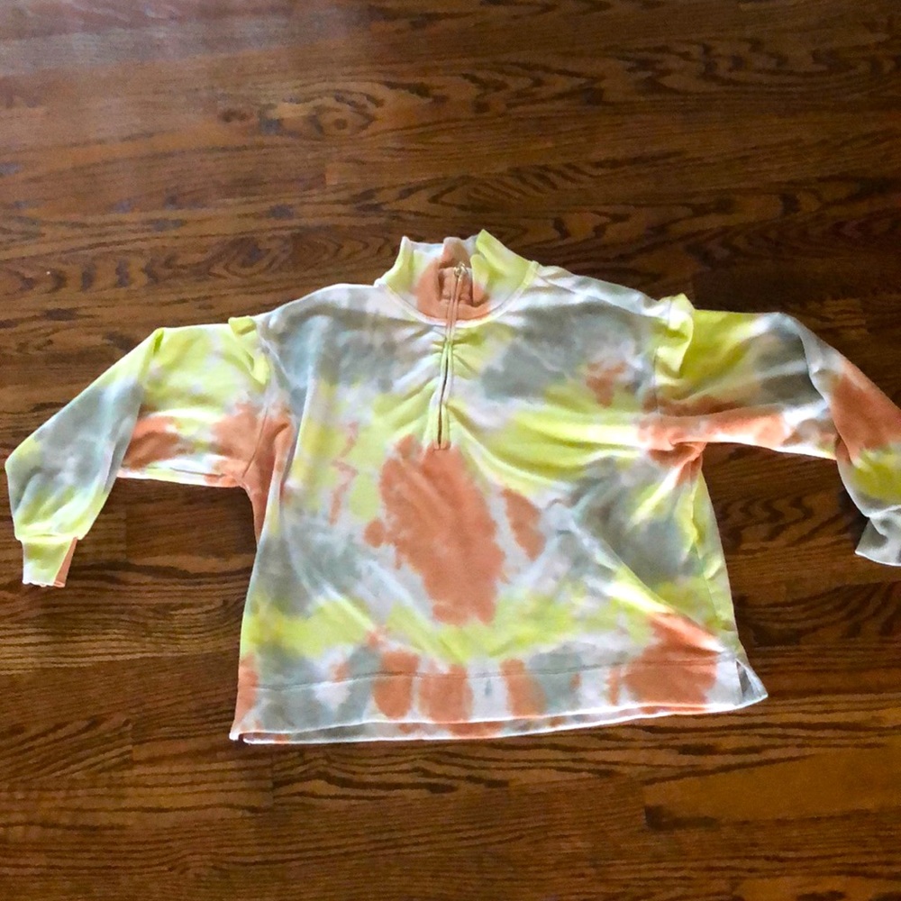 Size is 10 to 12 in girls, tie-dye like colors, and a bit of a turtleneck.